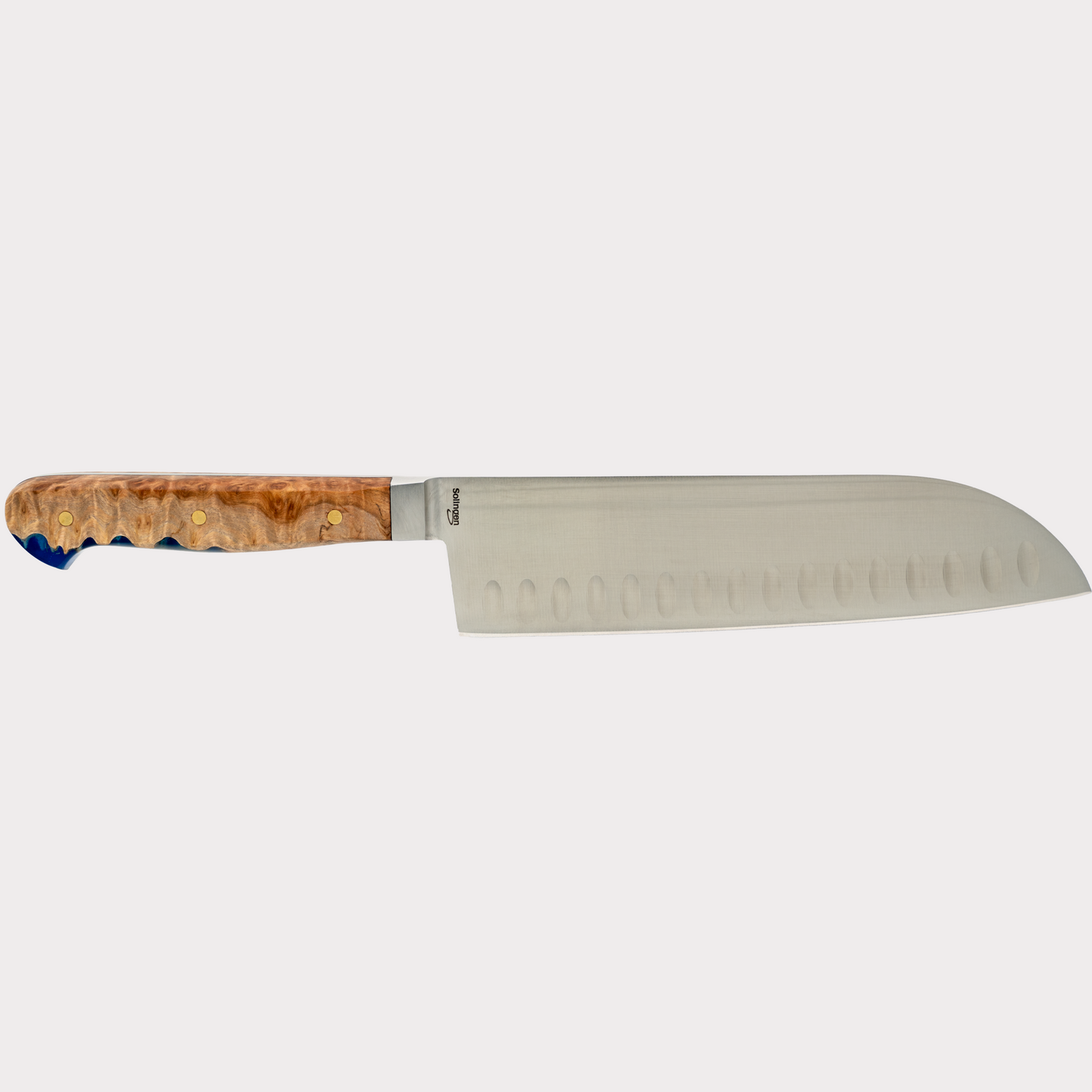 Teckel Santoku Red Mallee Epoxy 1 - Rückseite des handgefertigten Kochmessers mit Red Mallee-Epoxy-Griff