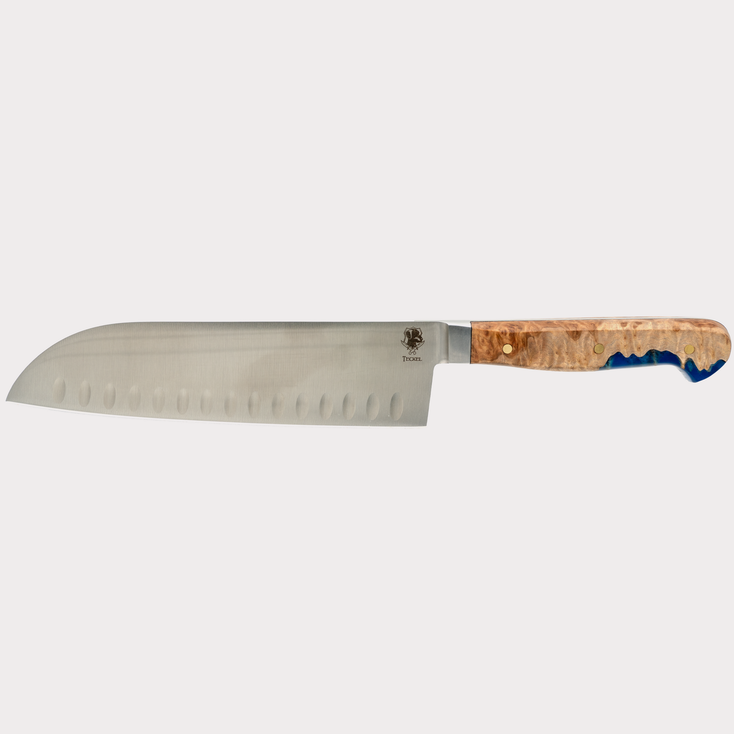 Teckel Santoku Red Mallee Epoxy 1 - Kochmesser mit Teckel Logo und Red Mallee Epoxidharz-Griff aus Solingen